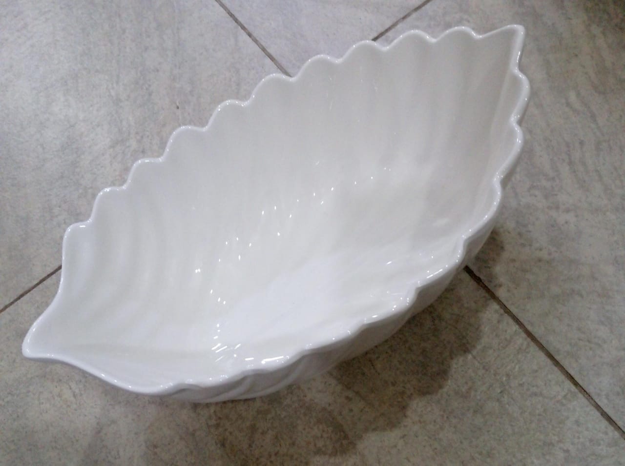 White Ceramic Leaf-Shaped Serving Bowl 1Pcs